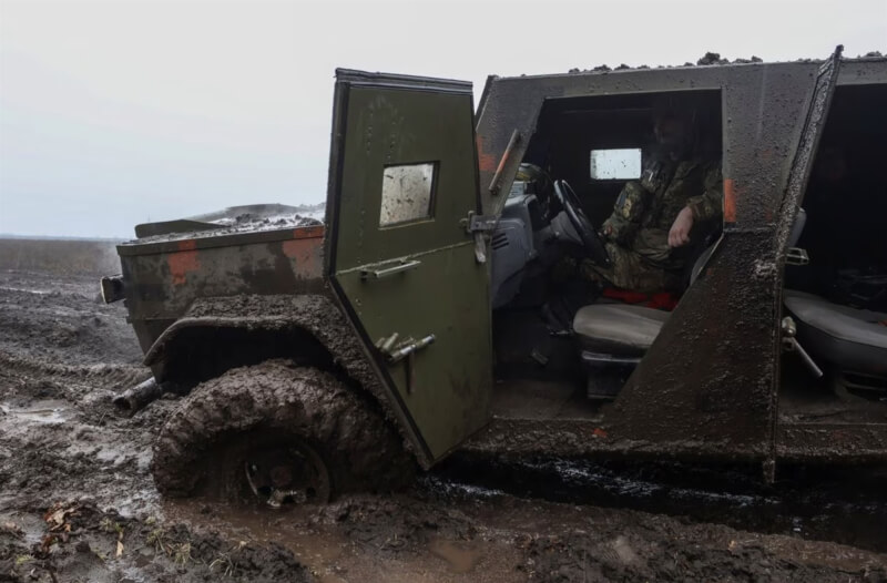 圖為25日巴赫姆特一名烏克蘭軍人坐在裝甲車內。（路透社）