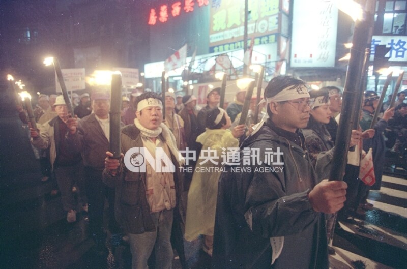 228事件是台灣現代史最重要的事件，也讓台灣緊接著實施長達38年的戒嚴。圖為1998年2月27日民國團體（建國廣場）在台北後火車站圓環以火炬遊行紀念228事件。（ 中央社檔案照片）
