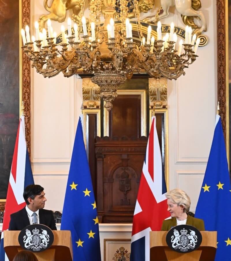 英國首相蘇納克與歐盟執委會主席范德賴恩27日進行會談，就調整英國脫離歐盟後的北愛爾蘭議定書達成協議。（圖取自twitter.com/vonderleyen）