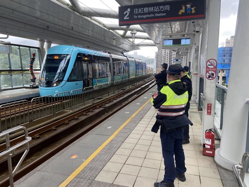 新北市警察局1日表示，將規劃成立捷運警察隊執行維安與交通安全勤務，依捷運營運時段及熱時熱點編排隨車巡邏、沿線汽車巡邏及站體安全維護等。圖為員警在淡海輕軌執行站體維安勤務。（新北市警察局提供）中央社記者黃旭昇新北傳真  112年3月1日