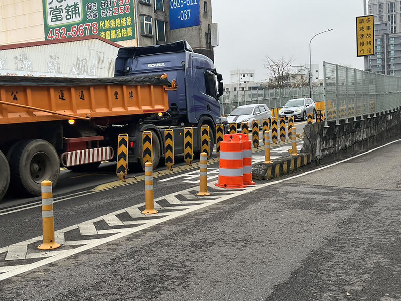 桃園市交通局參考高快速道路類似設置經驗，擇定桃園市8處地點優先設置交通防撞筒，皆採用注水式以增加設備穩定性，可加強緩衝效果，將可吸收車輛撞擊力道，降低駕駛、車輛及道路設施損害。（桃園市交通局提供）中央社記者葉臻傳真  112年3月1日