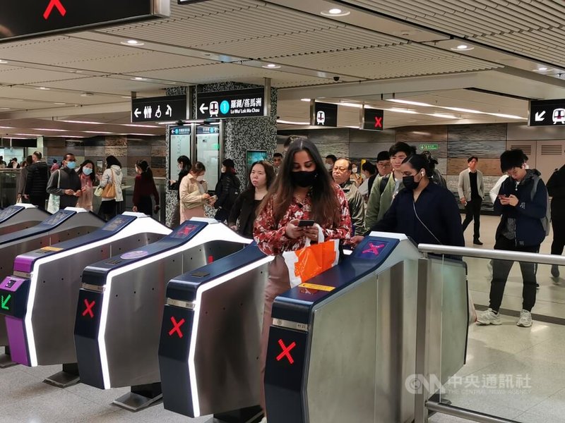 香港1日起取消防疫口罩令，但搭乘地鐵上班的市民，仍有不少人佩戴口罩；有佩戴口罩的市民說，擔心所有人突然不戴口罩，令染疫機會大增。中央社記者張謙香港攝  112年3月1日