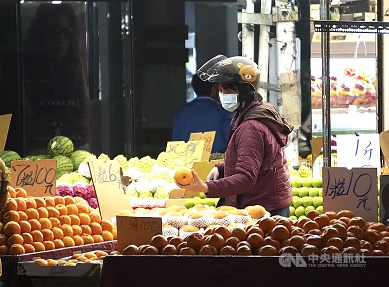 中央大學台灣經濟發展研究中心公布2月消費者信心指數（CCI）為62.47點，月增2.74點，連續2個月上升。圖為民眾在高雄市鳳山區店家挑選水果。（中央社檔案照片）