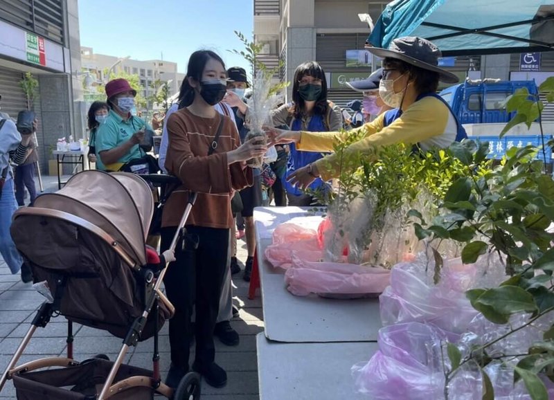 花蓮林管處呼應2023年國際森林日主題「森林與健康」，舉辦植樹贈苗列車即將自3月4日起啟動，有13種樹種、超過9300株台灣原生種樹苗歡迎民眾以紙本發票兌領。圖為往年贈樹苗活動。（花蓮林區管理處提供）中央社記者李先鳳傳真  112年3月1日