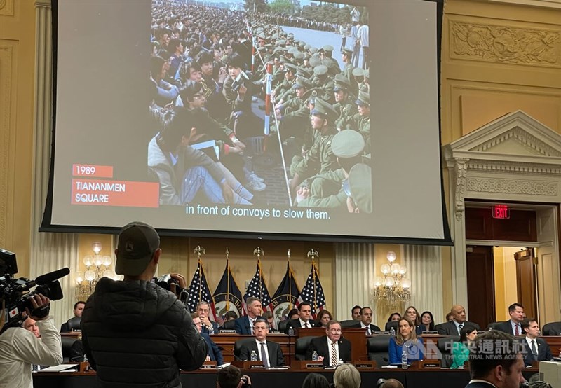 美國眾議院「中國問題特別委員會」成立以來首場聽證會2月28日晚間登場,主席蓋拉格開場播放一支影片,講述中國從六四事件至近年來壓制香港人民等侵犯人權行徑。中央社記者徐薇婷華盛頓攝 112年3月1日