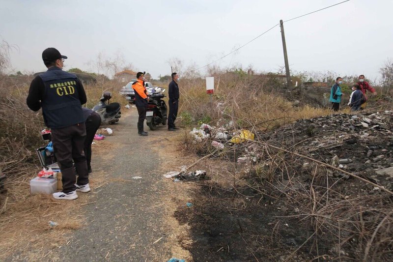 屏東雜草火警頻傳，25日一名邱姓老翁前往整理自家祖墳，後被家人發現已呈焦屍，警方獲報前往封鎖現場調查。（警方提供）中央社記者李卉婷傳真  112年3月1日