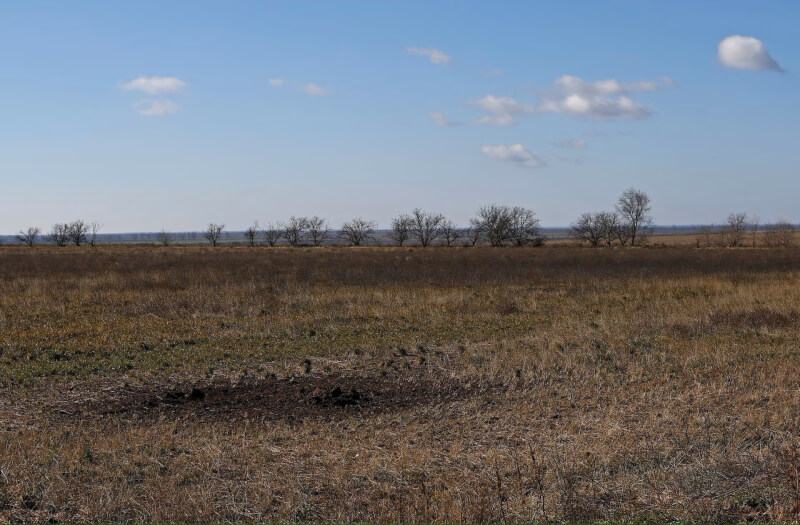 烏克蘭南部赫松巿去年被俄軍佔領，許多農場都成了廢墟。圖為2月20日赫松巿一處農田遭俄軍砲擊後呈現乾枯死寂。（路透社）