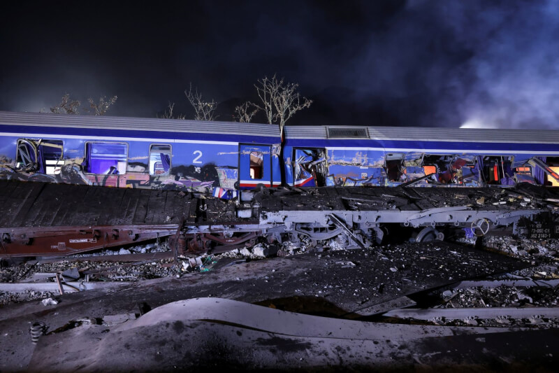 希臘一輛載有約346人的列車與貨運火車迎頭對撞意外，已至少36人喪生。（路透社）