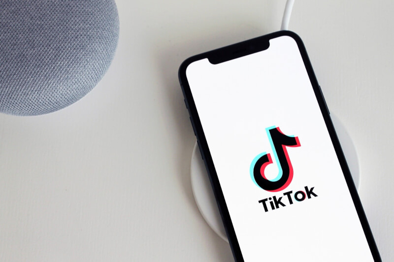 歐盟官員2月28日說，歐洲議會決定，基於安全理由，禁止員工手機下載TikTok。（圖取自Pixabay圖庫）