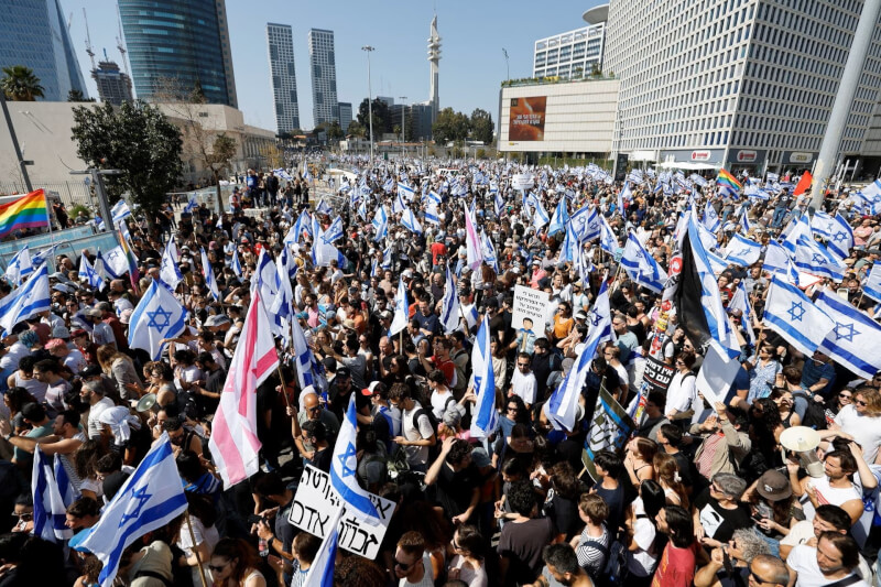 以色列民眾1日封鎖特拉維夫的主要公路，抗議國會強推司法改革。（路透社）
