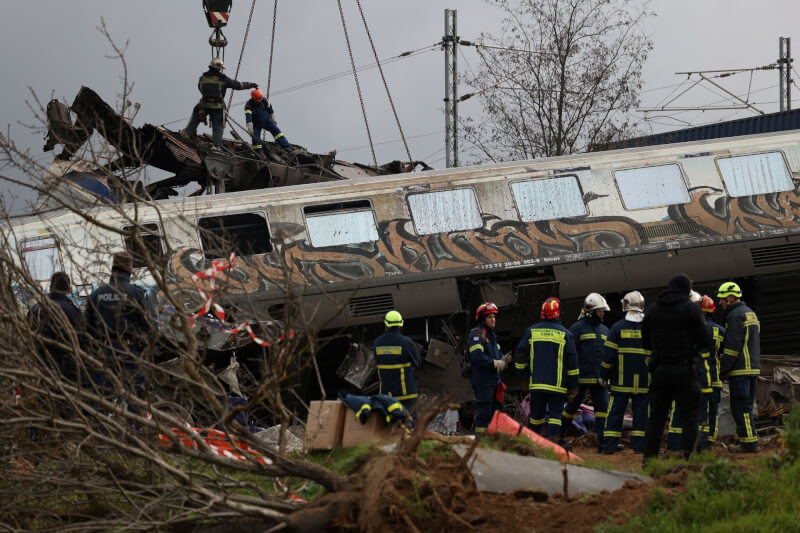 希臘1列載客火車和1列貨運列車對撞出軌事故，造成至少36人死亡。警方逮捕希臘中部城市拉里薩一個車站站長。圖為救援現場。（路透社）