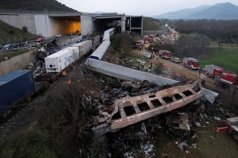 希臘兩列火車2月28日深夜迎頭互撞，消防官員表示已知至少32人喪生、85人受傷，為當地數十年來最嚴重火車事故。（路透社）