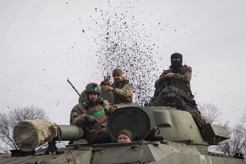 圖為烏克蘭巴赫姆特攻防持續，烏克蘭軍人駕駛自走砲。（路透社）