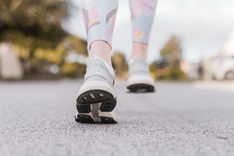 一項大型研究指出，若每天能少量運動，諸如快走11分鐘，就可降低10%的早逝可能。（圖取自Unsplash圖庫）