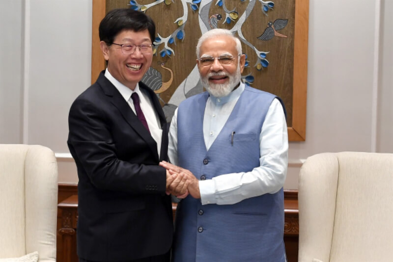 圖為2月28日鴻海集團董事長劉揚偉（左）訪問印度，並與印度總理莫迪（右）會面。（圖取自twitter.com/HonHai）