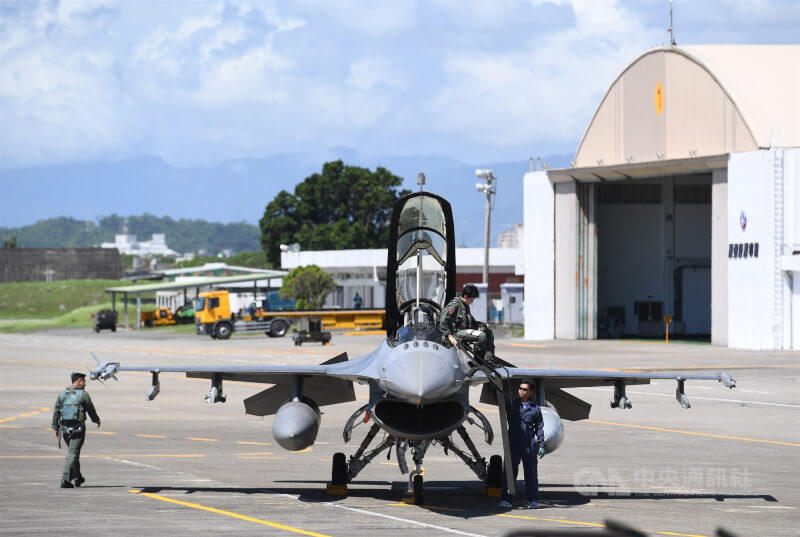 華盛頓郵報1日報導，台灣正面臨戰機飛行員不足問題，需要更多「捍衛戰士」來因應台海情勢。圖為F-16飛行官完成任務下戰機。（中央社檔案照片）