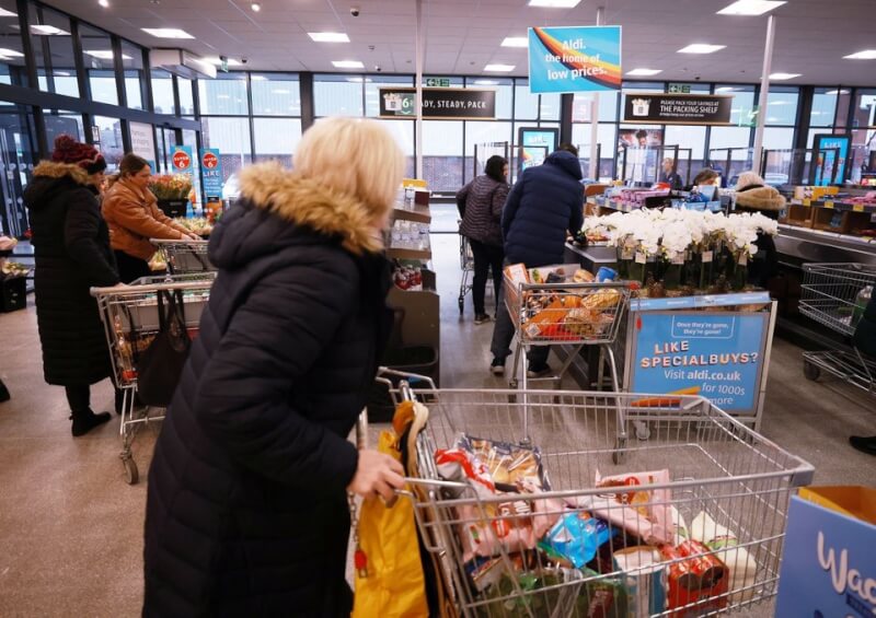 一項調查顯示，英國食物價格通膨已飆升至歷史新高水準。圖為民眾在英國奧特林千一家超市購物。（路透社）