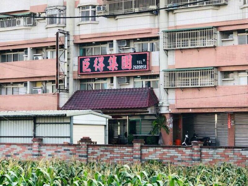 曾是十大槍擊要犯、綽號「瘋琴」的盧照琴，位於嘉義縣水上鄉的巨得集團公司，2日凌晨1時51分遭邱姓男子持槍連開5槍。（警方提供）中央社記者蔡智明傳真  112年3月2日