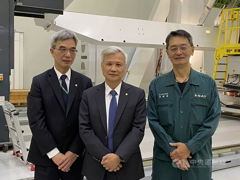 長榮集團旗下長榮航太取得經濟部陸用型監偵無人機原型機標案，預計2023年第3季交付1架原型機。左起為長榮航太製造事業體副總經理謝新文、長榮航太董事長黃南宏、長榮航太製造事業體總經理李緯章。中央社記者賴言曦攝 112年3月2日