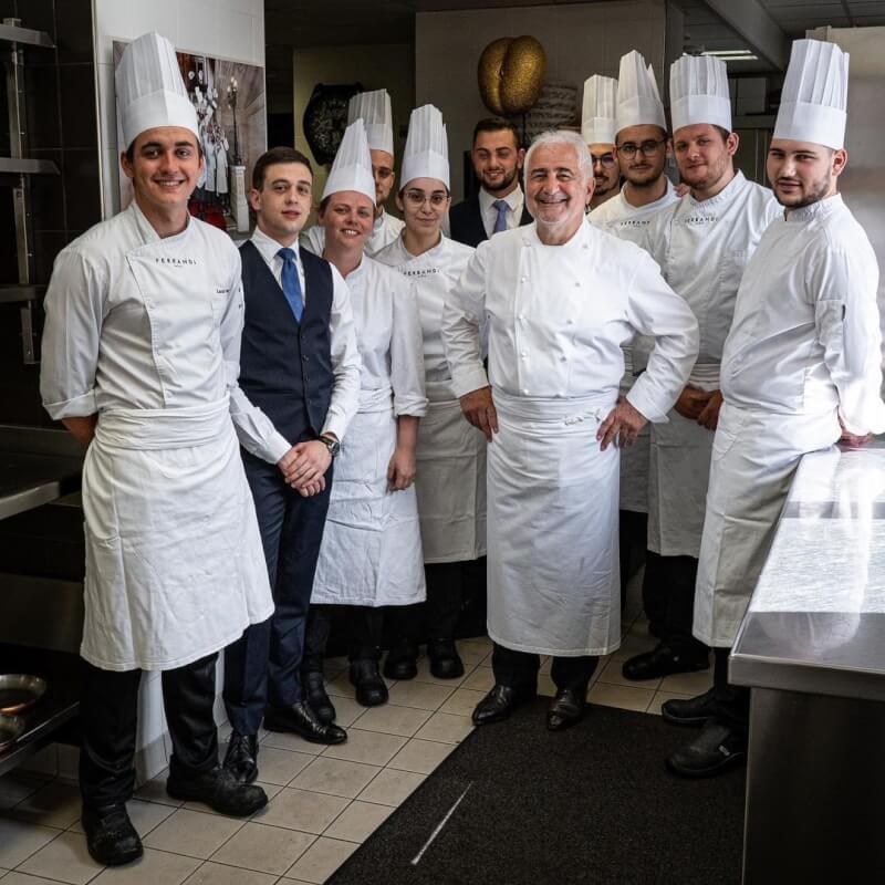 美食評鑑「米其林指南」多年來將法國名廚薩沃伊（白髮者）的餐廳評為3星，但在最新版指南中被降為2星。（圖取自instagram.com/guysavoy）