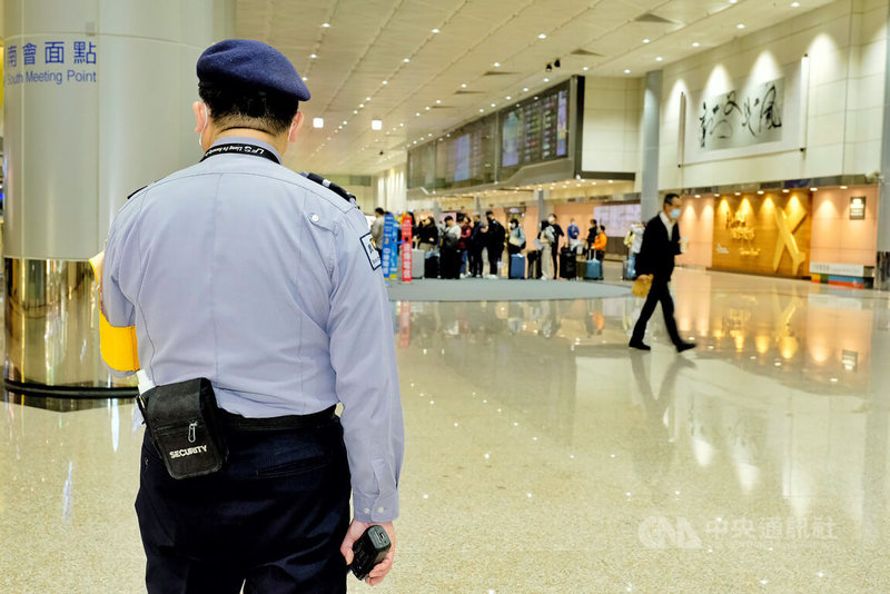 世界棒球經典賽A組預賽即將在台開打，參賽隊伍3日將陸續抵台，棒協2日表示，許多球迷在接獲球隊要來台的消息後會前往桃園國際機場等候接機，協會在桃機現場都有安排接機工作人員，維安人員也會協助維護秩序。中央社記者吳睿騏桃園攝 112年3月2日