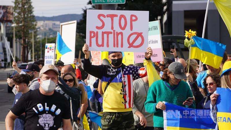 俄羅斯入侵烏克蘭戰事進入第二個年頭，美國的民調呈現挺烏疲乏警訊。圖為去年2月美國洛杉磯民眾手持烏克蘭國旗，呼籲世界各國阻止俄羅斯總統蒲亭入侵烏克蘭。（中央社檔案照片）