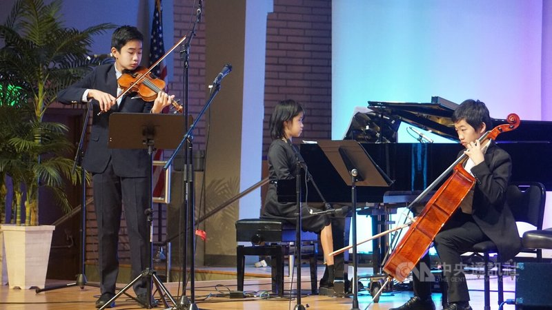 15歲的小提琴手楊宸睿（Gavin Yang）（左）和雙胞胎弟妹楊峮寧（Ivalyn Yang）（中）、楊峮睿（Ivarett Yang）組成三重奏，在「台灣介心靈日」228紀念音樂會上演出。中央社記者林宏翰洛杉磯攝  112年3月2日
