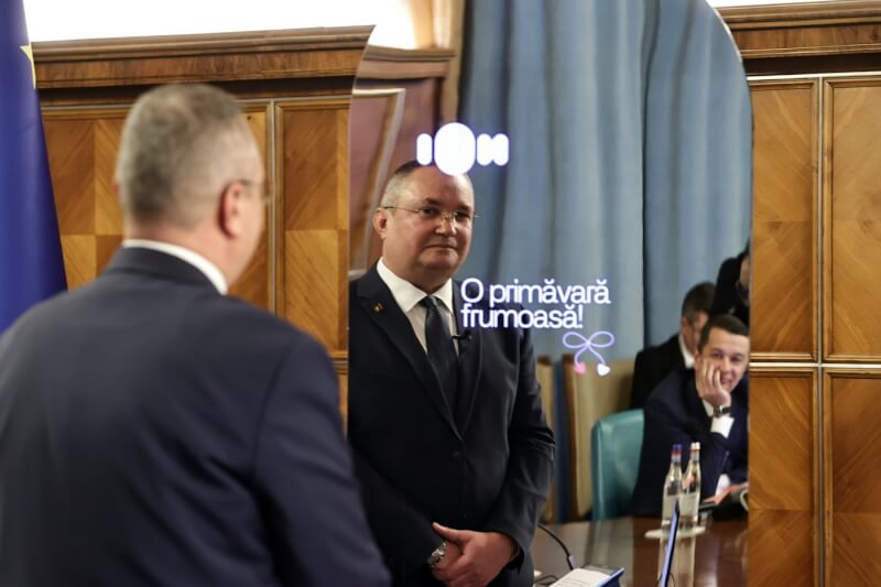 羅馬尼亞總理丘卡（左）1日介紹政府新任榮譽顧問人工智慧助手ION。它由羅馬尼亞研究人員開發，構造有如鏡子，介面可發出聲音。（圖取自twitter.com/GuvernulRo）