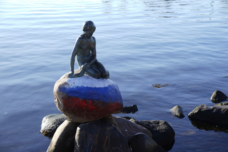 丹麥首都哥本哈根最具代表性觀光景點之一的小美人魚雕像遭人蓄意破壞，雕像下方基石被人漆上代表俄羅斯國旗的白、藍、紅三色。（Ida Marie Odgaard/Ritzau Scanpix/via 路透社）