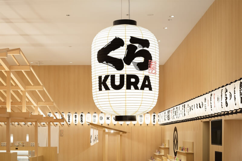 藏壽司為因應各大餐飲店接連發生的「迷惑行為」，宣布開發出能偵測轉盤上可疑動作的「人工智慧（AI）攝影系統」。（圖取自facebook.com/Kurasushi.tw）