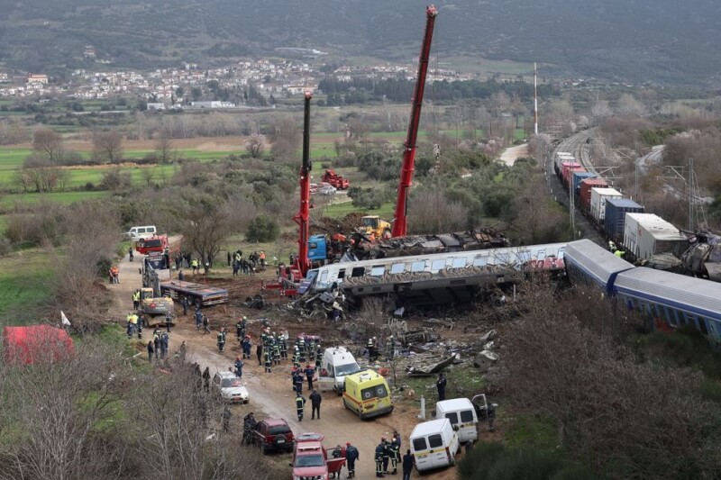 希臘一輛載有約346人的列車與貨運火車迎頭對撞意外，已至少43人喪生。圖為救援人員在現場進行搜救作業。（路透社）