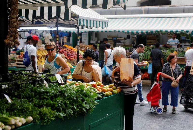 歐盟統計局指出，歐元區2月通膨年增率仍高達8.5%。圖為羅馬民眾購買蔬菜水果。（路透社）