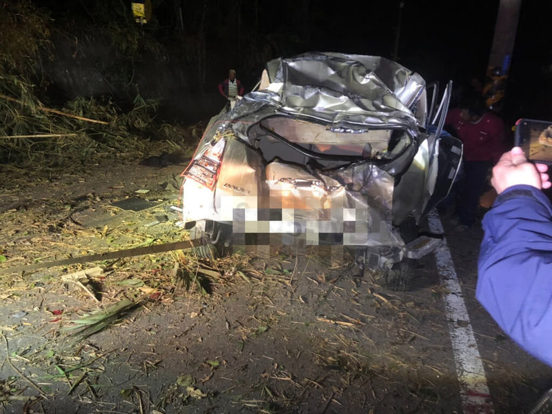 嘉義縣阿里山鄉2日晚間發生車禍，林姓男子駕駛轎車從阿里山公路（台18線）衝落約30公尺深邊坡，車輛翻覆在169縣道22.1公里處，林男被拋出車外，當場失去生命跡象，緊急送醫仍宣告不治。（嘉義縣消防局提供）中央社記者蔡智明傳真  112年3月3日