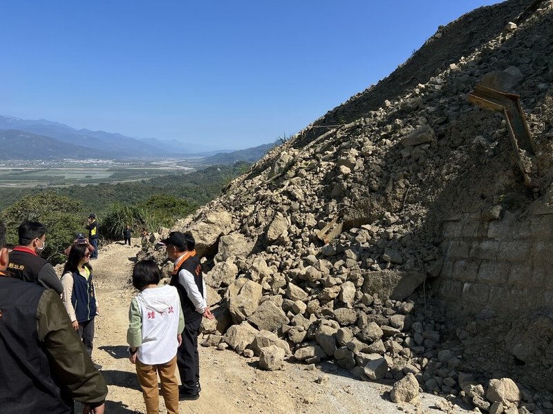 花蓮富里鄉六十石山2條聯外道路因2022年9月18日台東強震多處坍方，雖搶通但邊坡不穩常有落石，其中北側東里村路段受損嚴重，富里鄉決定先封閉，維持竹田村道路通行。（富里鄉公所提供）中央社記者張祈傳真  112年3月3日