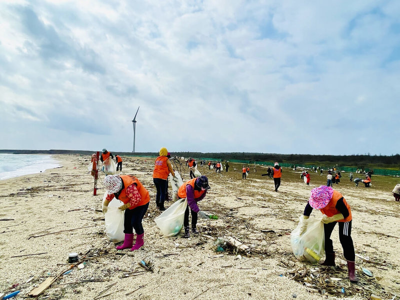 澎湖國家風景區管理處響應「向海致敬」政策，3日在龍門後灣舉辦淨灘活動，所撿拾的海漂廢棄物將活化再利用，打造海廢地景藝術作品。（澎湖國家風景區管理處提供）中央社  112年3月3日