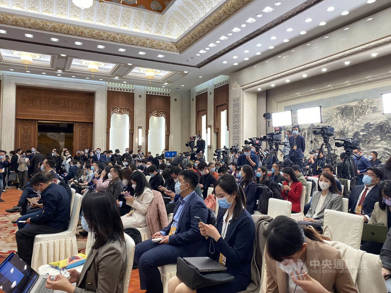 中國全國政協開幕前記者會3日下午在人民大會堂的記者會舉行。這是睽違3年再次回到人民大會堂舉辦政協開幕前記者會，圖為現場的記者們。中央社記者呂佳蓉北京攝  112年3月3日