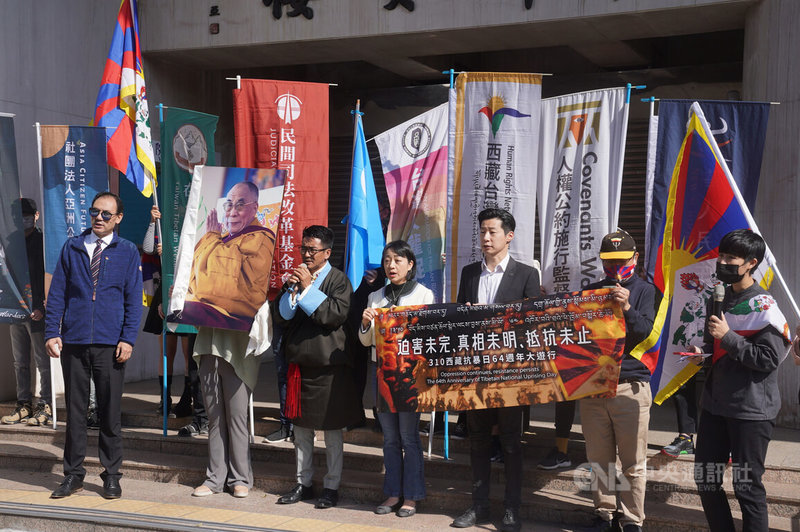 西藏抗暴紀念日64週年，在台藏人團體將於5日在台北舉辦大遊行，西藏台灣人權連線等多個團體3日在立法院群賢樓外舉辦記者會，無黨籍立委林昶佐（右3）、時代力量立委王婉諭（右4）等人出席力挺。中央社記者徐肇昌攝  112年3月3日