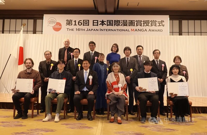 日本外務省舉辦的第16屆國際漫畫獎頒獎典禮2日在東京舉辦，以作品「貓與海的彼端」得優秀獎（銀獎）的台灣漫畫家星期一回收日（前排右1）與得獎者等合照。中央社記者楊明珠東京攝 112年3月2日