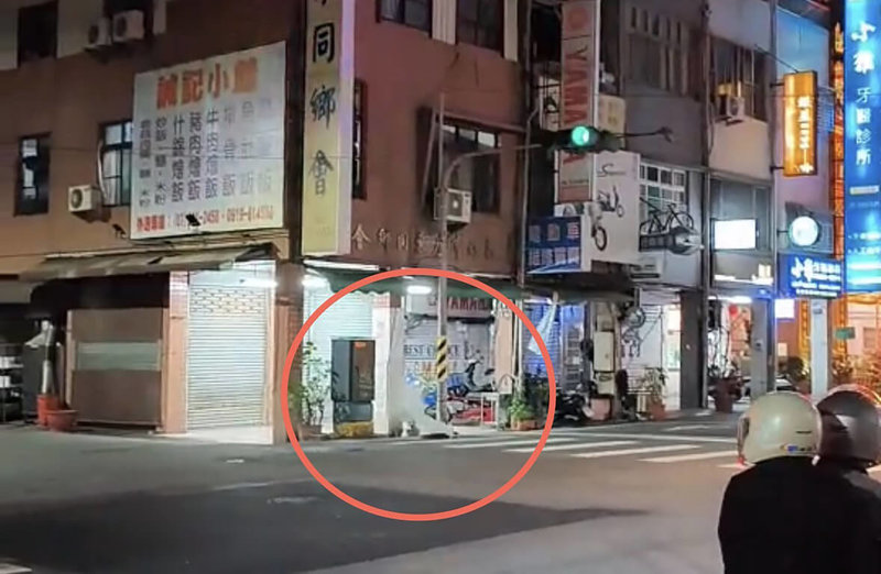 台電高雄區處3日晚間獲報指前金區光復二街與成功一路口發生火警，經派員前往確認是低壓手孔冒出白煙，目前初判是因電纜燒損，台電人員已緊急停電查修，造成前金區市中一路、光復二街一帶共100戶停電。（高雄市新興警分局提供）中央社記者洪學廣傳真  112年3月3日