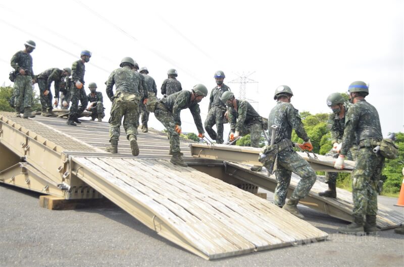 教育部3日宣布，各校停止在「全民防衛動員資訊整合系統」建置學校青年服勤資料。圖為去年漢光演習陸軍工兵群戰工營執行「MGB中框橋架設」任務。（中央社檔案照片）