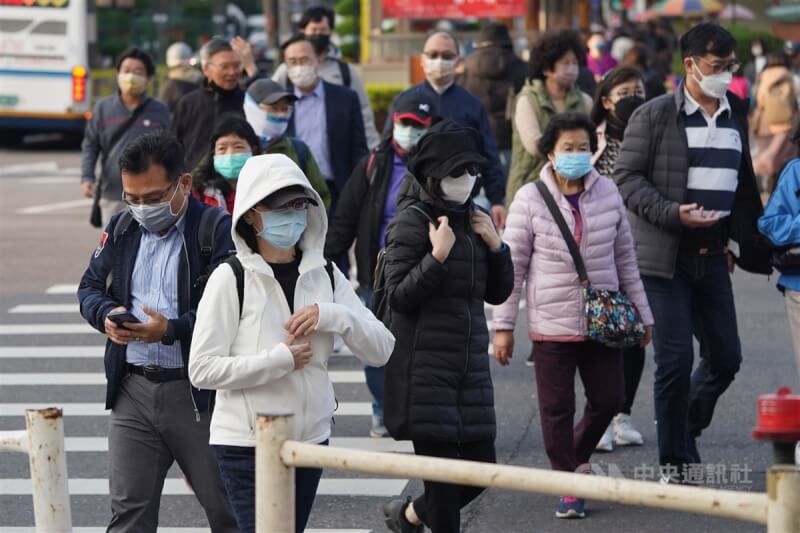 國內3日新增1萬3532例本土病例。圖為台北市中山區街頭民眾，多數人仍習慣戴好口罩。（中央社檔案照片）