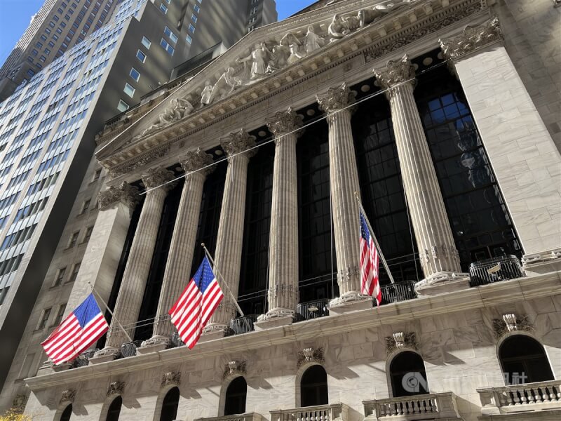 華爾街股市最近經歷一波賣壓後，主要指數2日仍因投資人逢低買進而收高。圖為紐約證券交易所。（中央社檔案照片）
