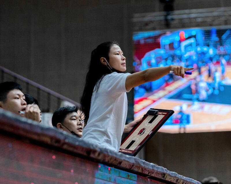 台鋼獵鷹3日宣布，4日主場對高雄全家海神之戰，由助教馬怡鴻（前中）暫代總教練職務，她成為台灣職籃史上首名女性總教練。（圖取自facebook.com/Tainan.TSG.GhostHawks）