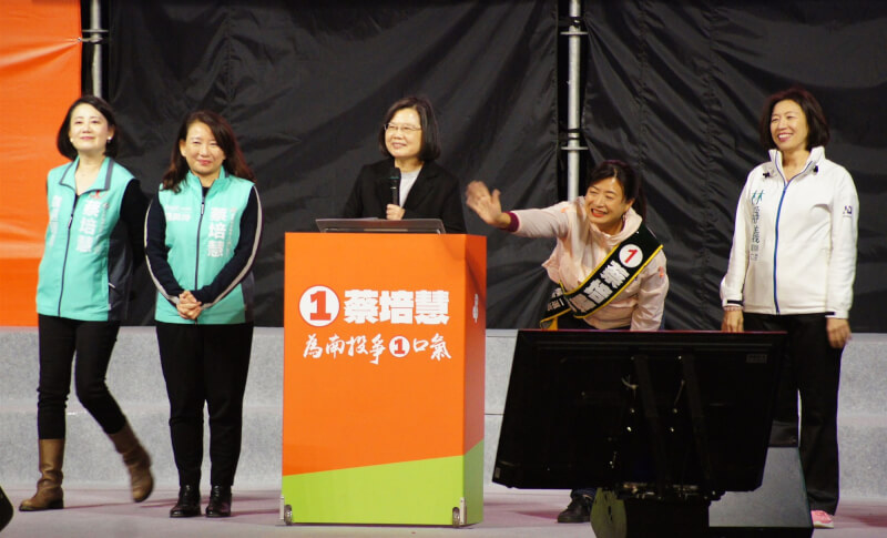 南投縣立委補選投票4日即將登場，民進黨籍候選人蔡培慧（右2）3日晚間舉辦選前之夜，總統蔡英文（中）出席站台，呼籲民眾選擇會做事的蔡培慧。中央社記者吳哲豪南投攝 112年3月3日