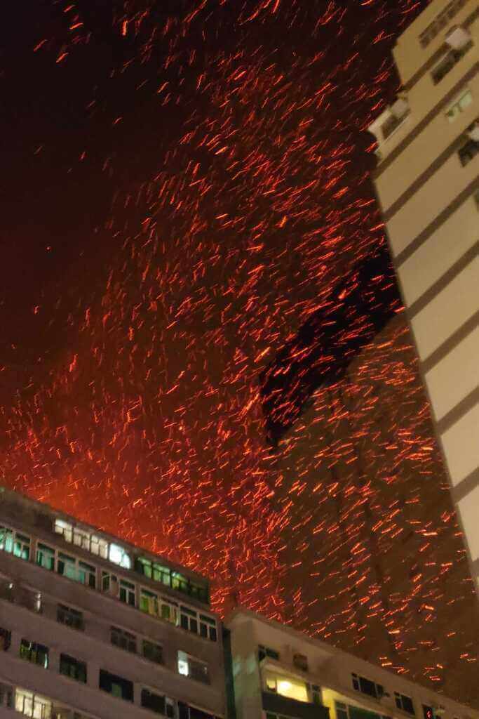 香港九龍尖沙咀遊客區一處興建高樓的工地2日深夜起火，火苗竄向附近多幢大樓（如圖），幸好被消防員及時撲滅。（讀者供圖）中央社記者張謙香港傳真 112年3月3日