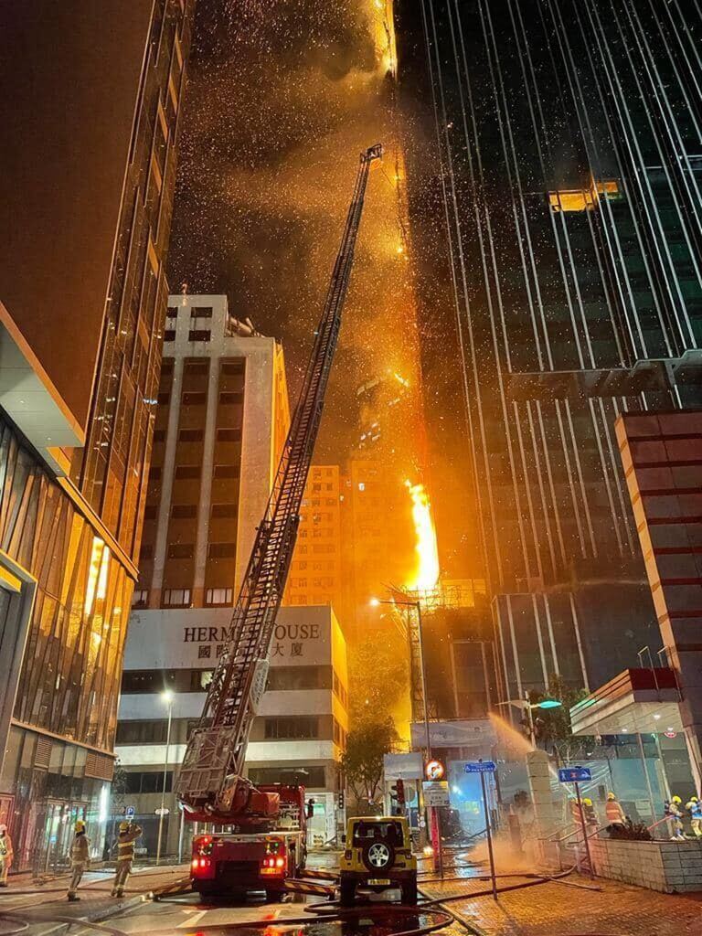 香港九龍尖沙咀遊客區一處興建高樓的工地2日深夜起火（如圖），消防員通宵灌救，大火3日晨被撲滅，有兩人感到不適送醫治療。（消防處社交平台貼圖）中央社記者張謙香港傳真 112年3月3日