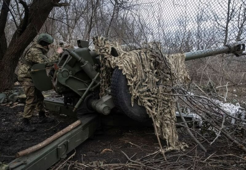 2日俄軍持續對烏克蘭巴赫姆特發動攻擊，一名烏克蘭軍人準備用榴彈砲反擊。（路透社）