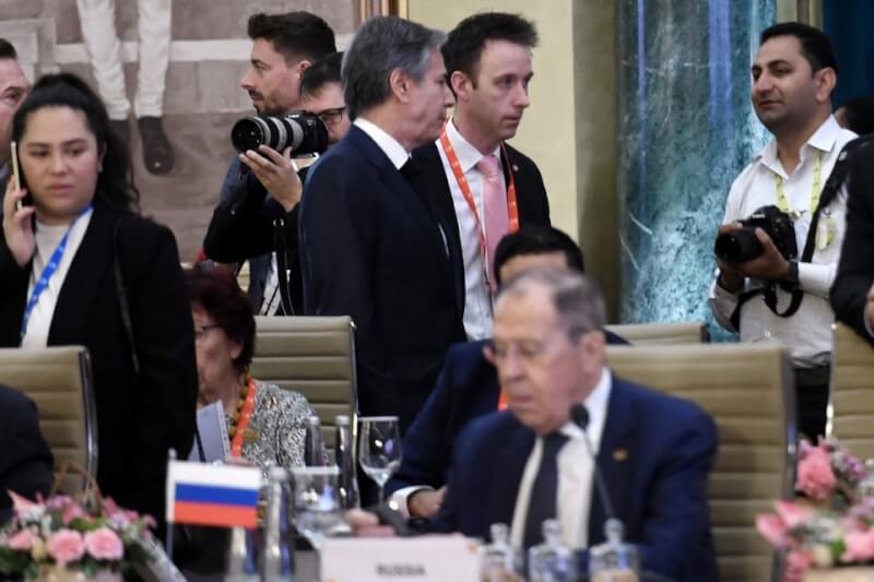 美國國務卿布林肯（後中）2日在G20外交部長會議場邊與俄羅斯外長拉夫羅夫（前右）短暫會晤。（OLIVIER DOULIERY/Pool via 路透社）