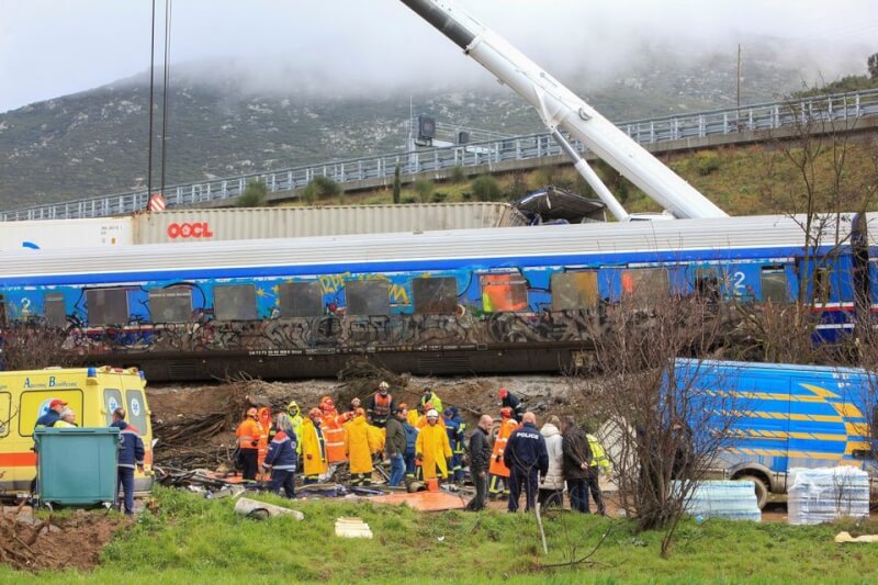 希臘發生重大鐵路事故至少造成57人死亡。圖為2日事故現場搜救工作。（路透社）