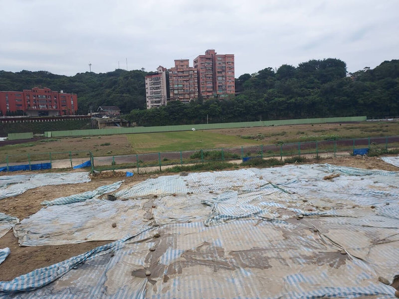 基隆市立田徑場重建工程於民國110年發包開工後，受到COVID-19疫情、變更設計等因素影響，原得標廠商無法依契約完工，經市府終止契約並重新招標後，預計113年12月底完工。（基隆市政府提供）中央社記者王朝鈺傳真  112年3月4日